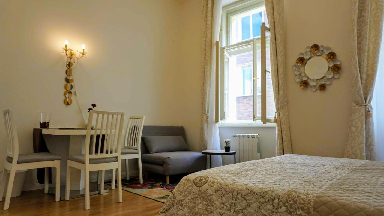 W Apartment, Vintage Style, Next To Wenceslas Square, Prague Center Apartment